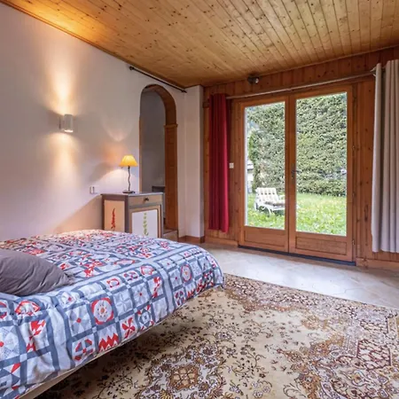 Domek alpejski Family Home With A Garden Overlooking Mont Blanc